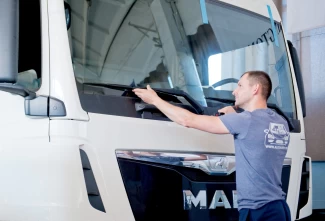 Установка лобового стекла на грузовые автомобили service image:1