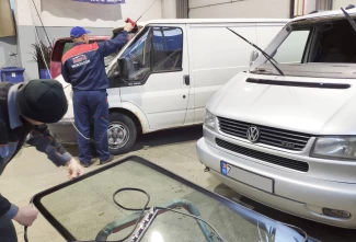 Установка лобового стекла на микроавтобус service image:2