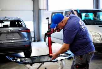 Заменить заднее стекло на легковой автомобиль service image:1